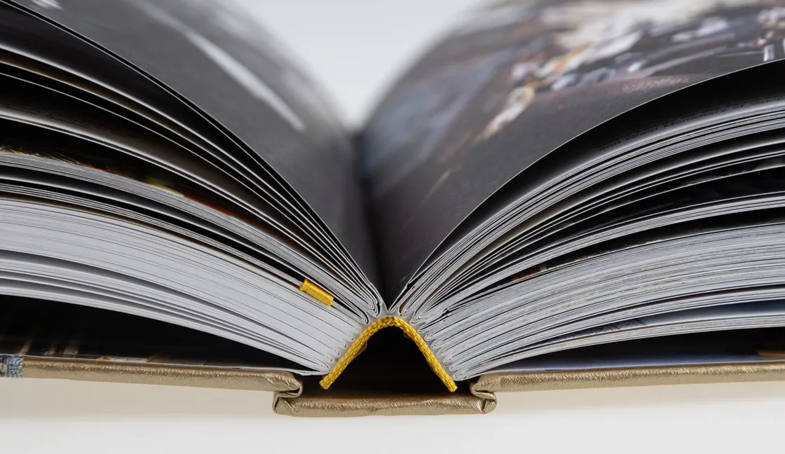 Гръбче на шита книга с твърда корица и капителбанд